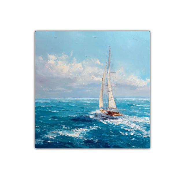 Velero navegando en mar abierto bajo cielo despejado