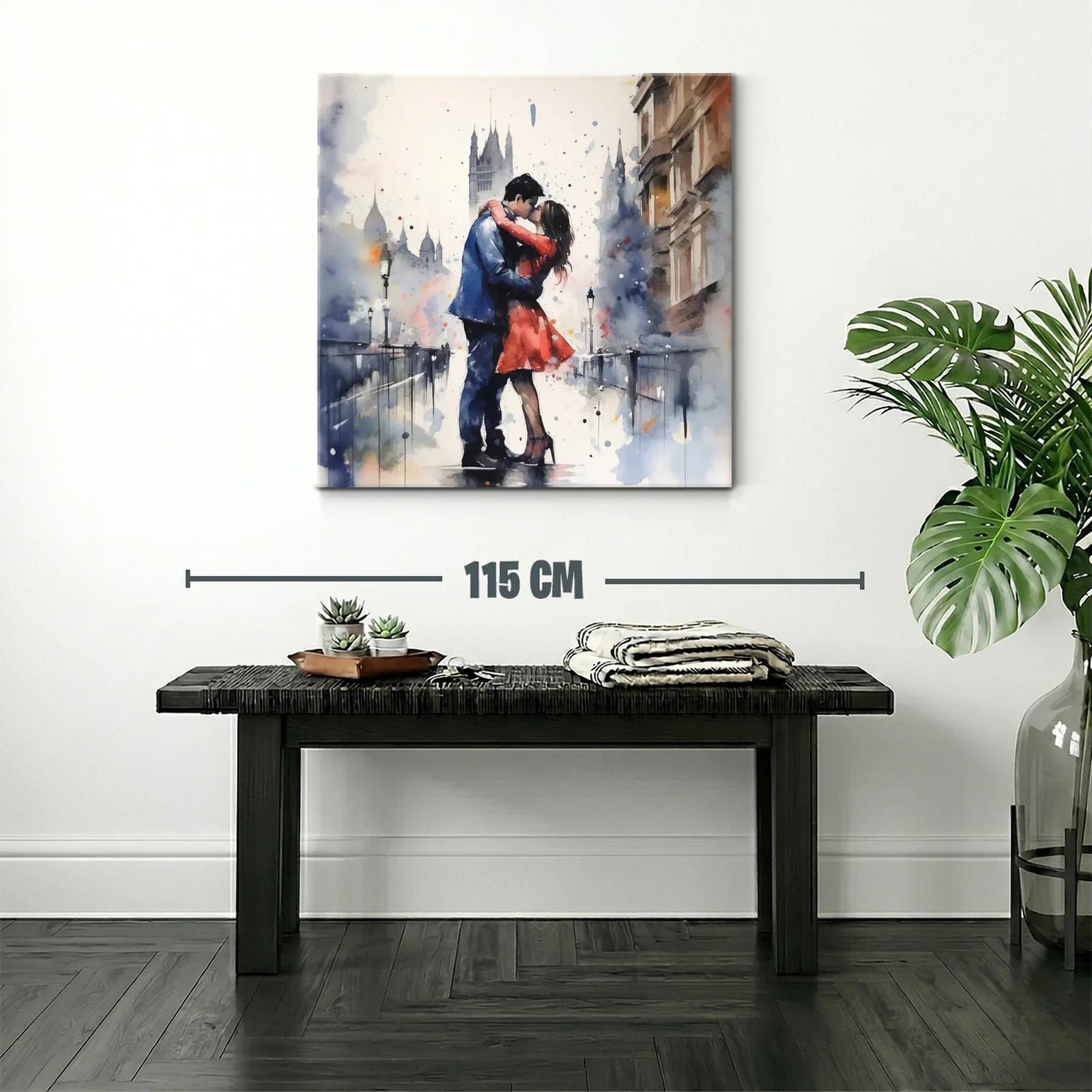Romántico abrazo en la ciudad entre luces y sombras — miniatura 2