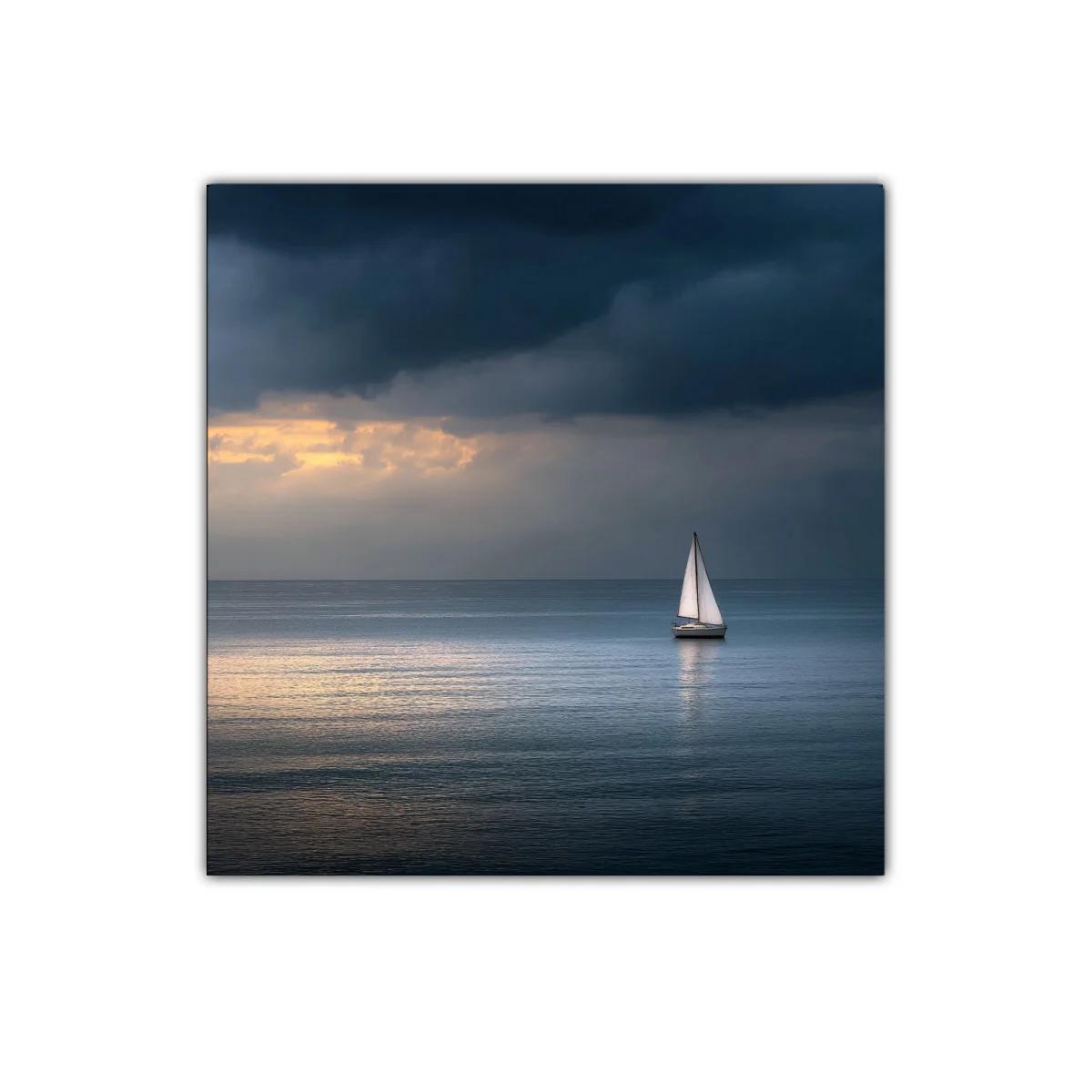 Velero solitario en mar tranquilo al atardecer