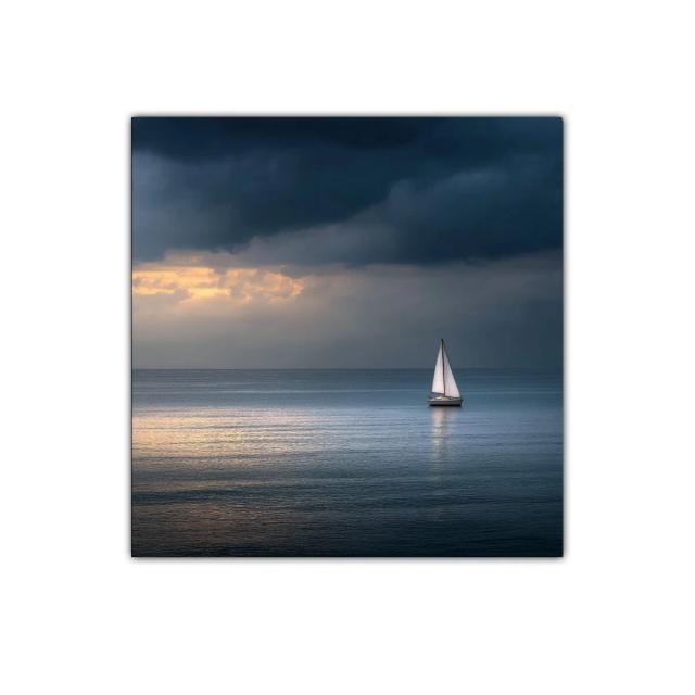 Velero solitario en mar tranquilo al atardecer