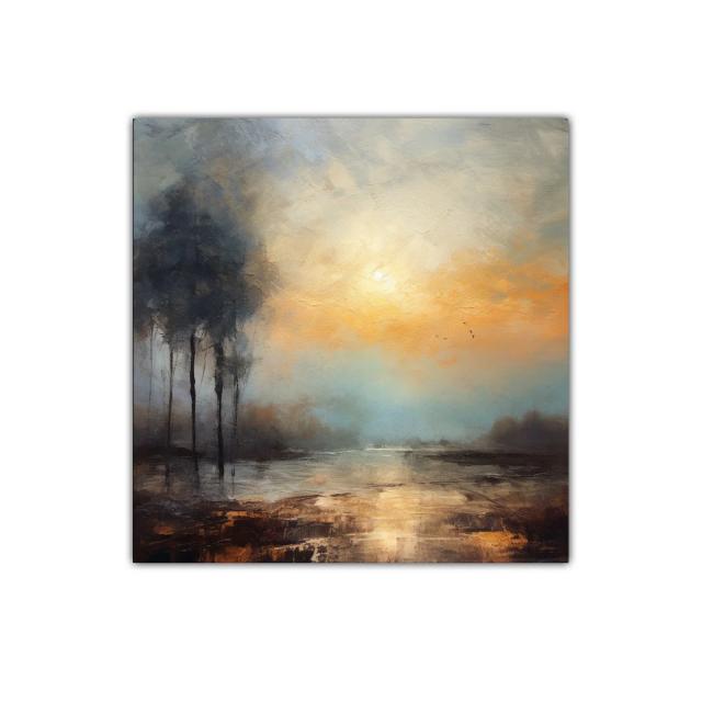 Atardecer nebuloso con silueta de árboles y reflejos dorados