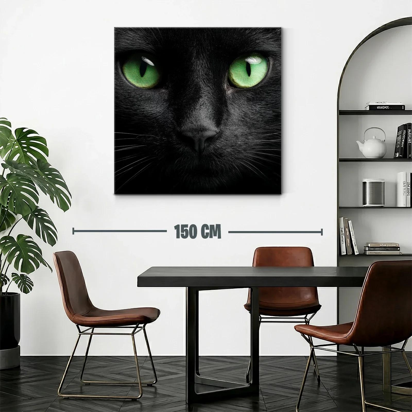 Impactante rostro de gato negro con ojos verdes intensos — miniatura 2