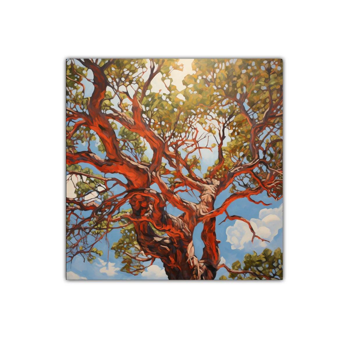 Majestuoso árbol con ramas entrelazadas bajo cielo azul