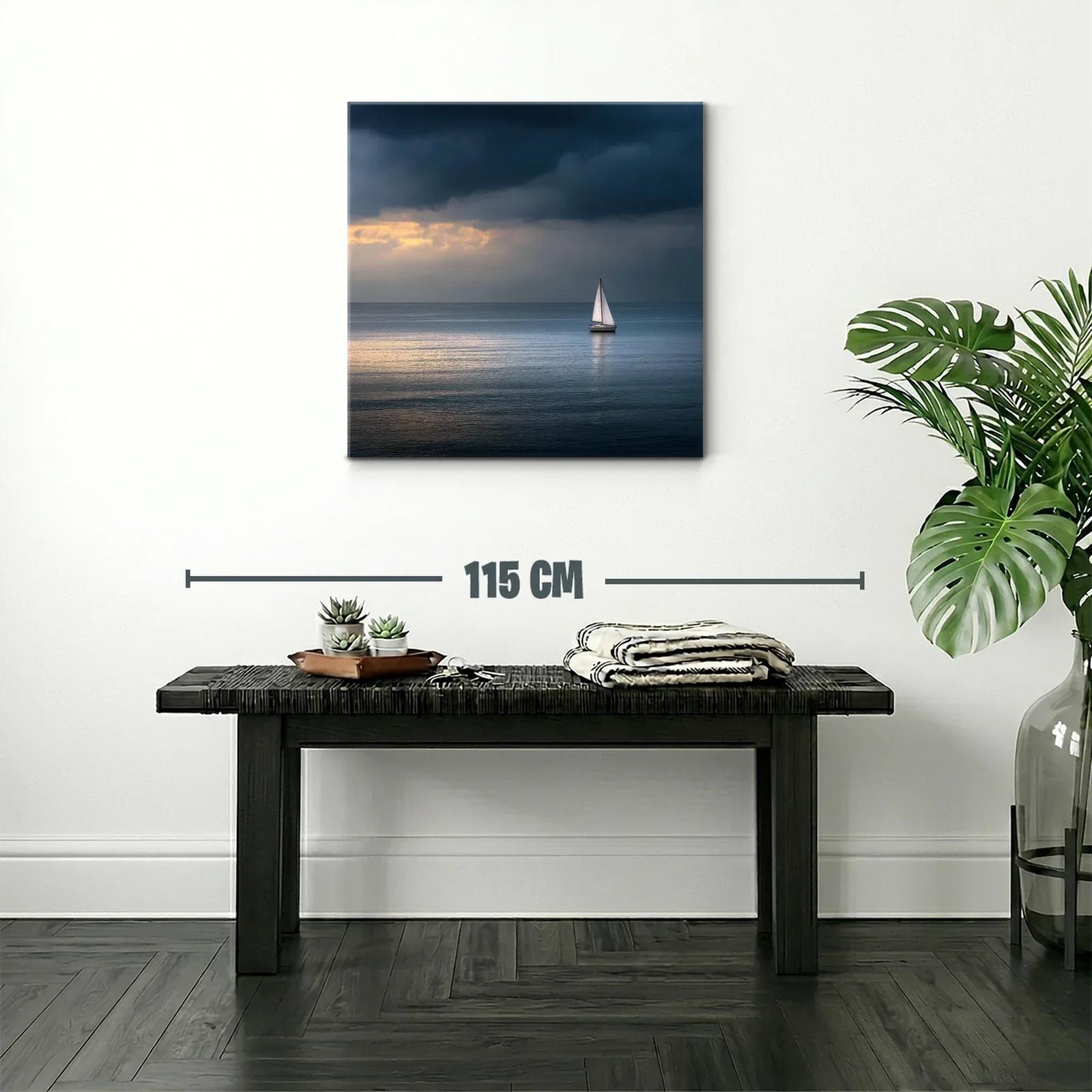 Velero solitario en mar tranquilo al atardecer — miniatura 2