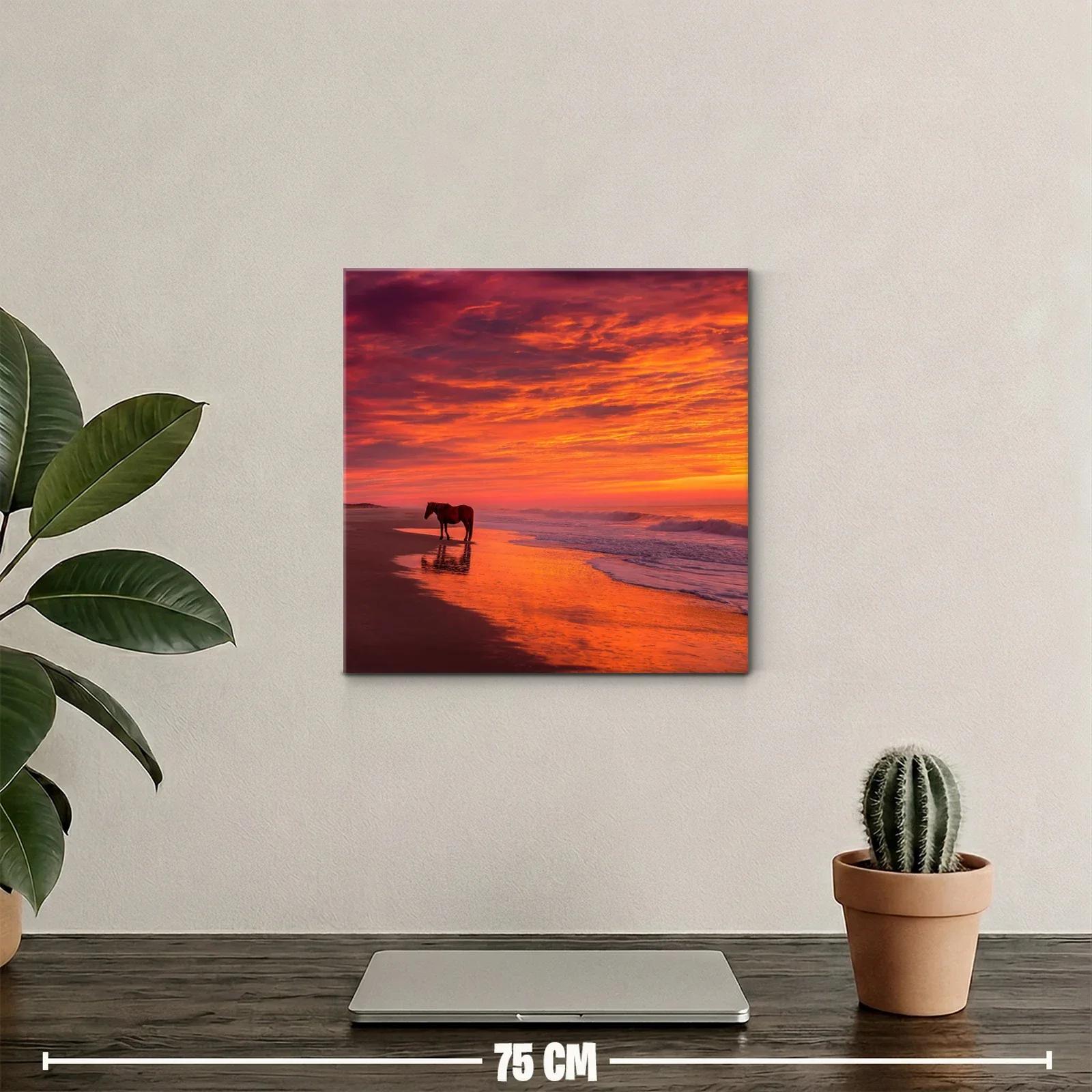 Paisaje marino con caballo al atardecer encendido — miniatura 2