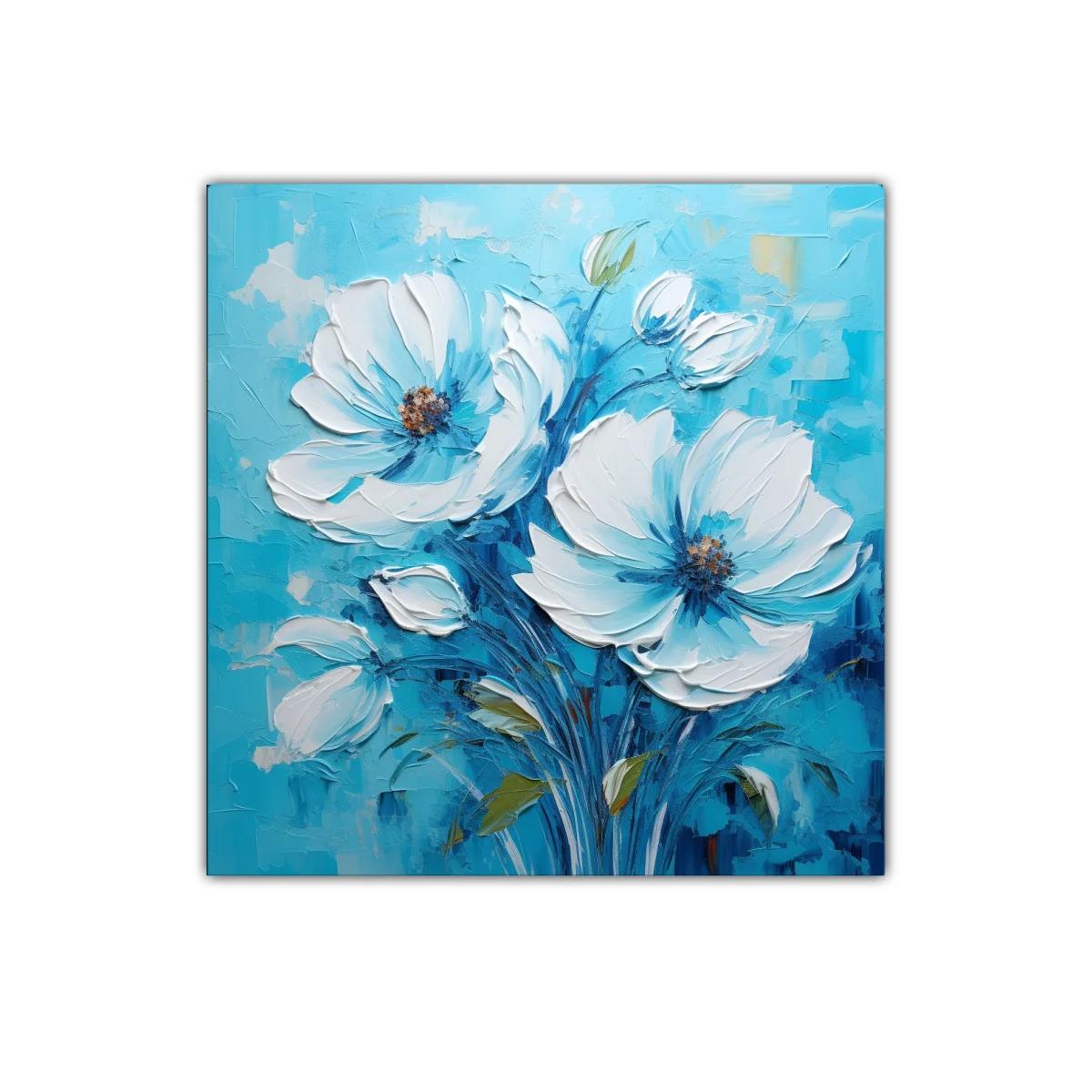 Flores blancas vibrantes sobre fondo azul intenso — imagen principal