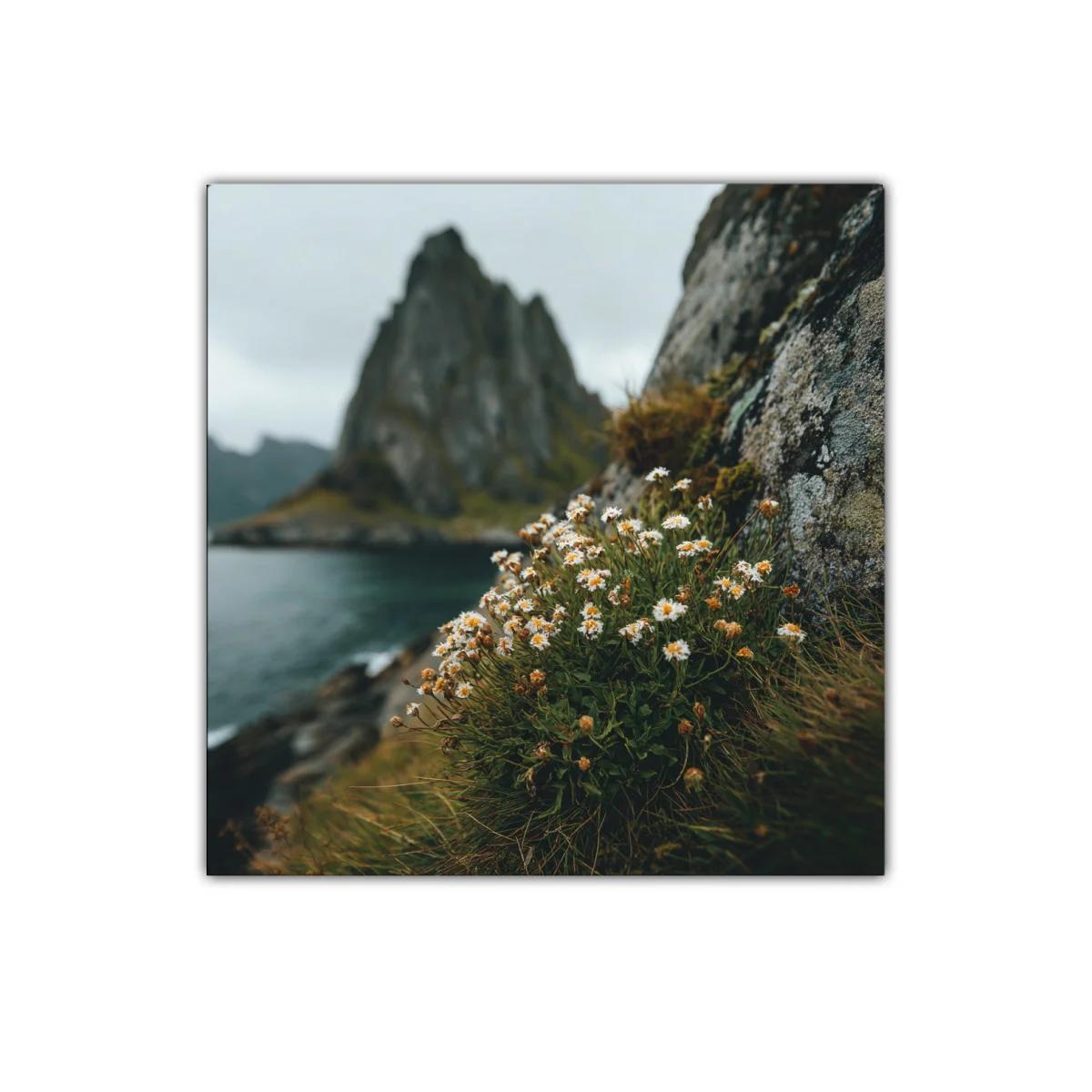 Flores silvestres junto al mar y acantilados brumosos