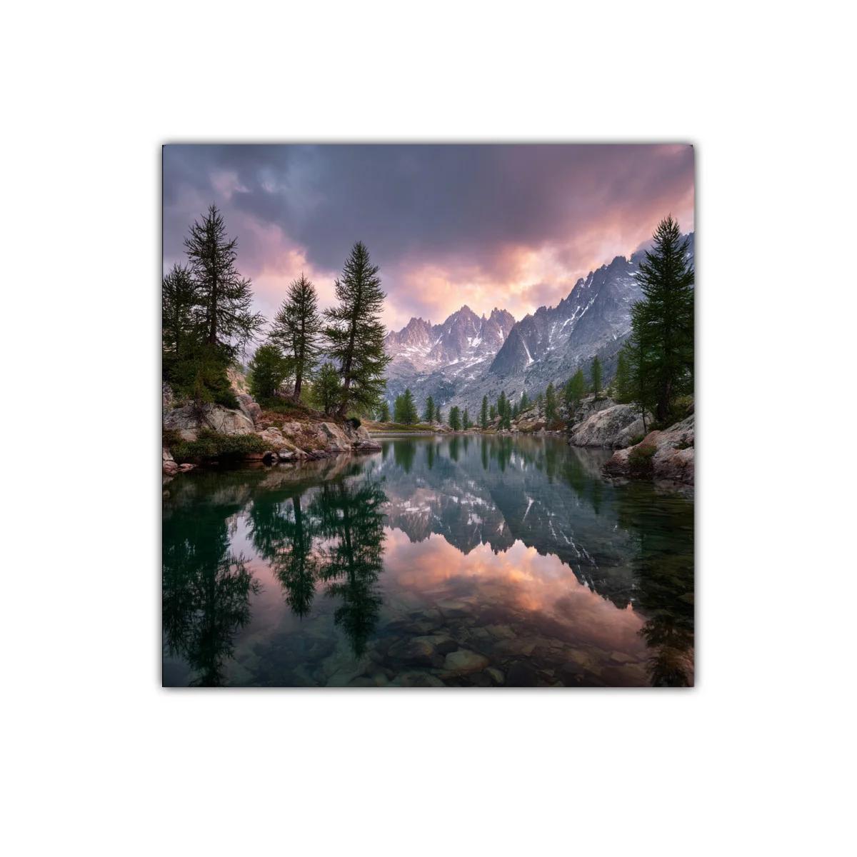 Paisaje montañoso reflejado en lago al atardecer — imagen principal
