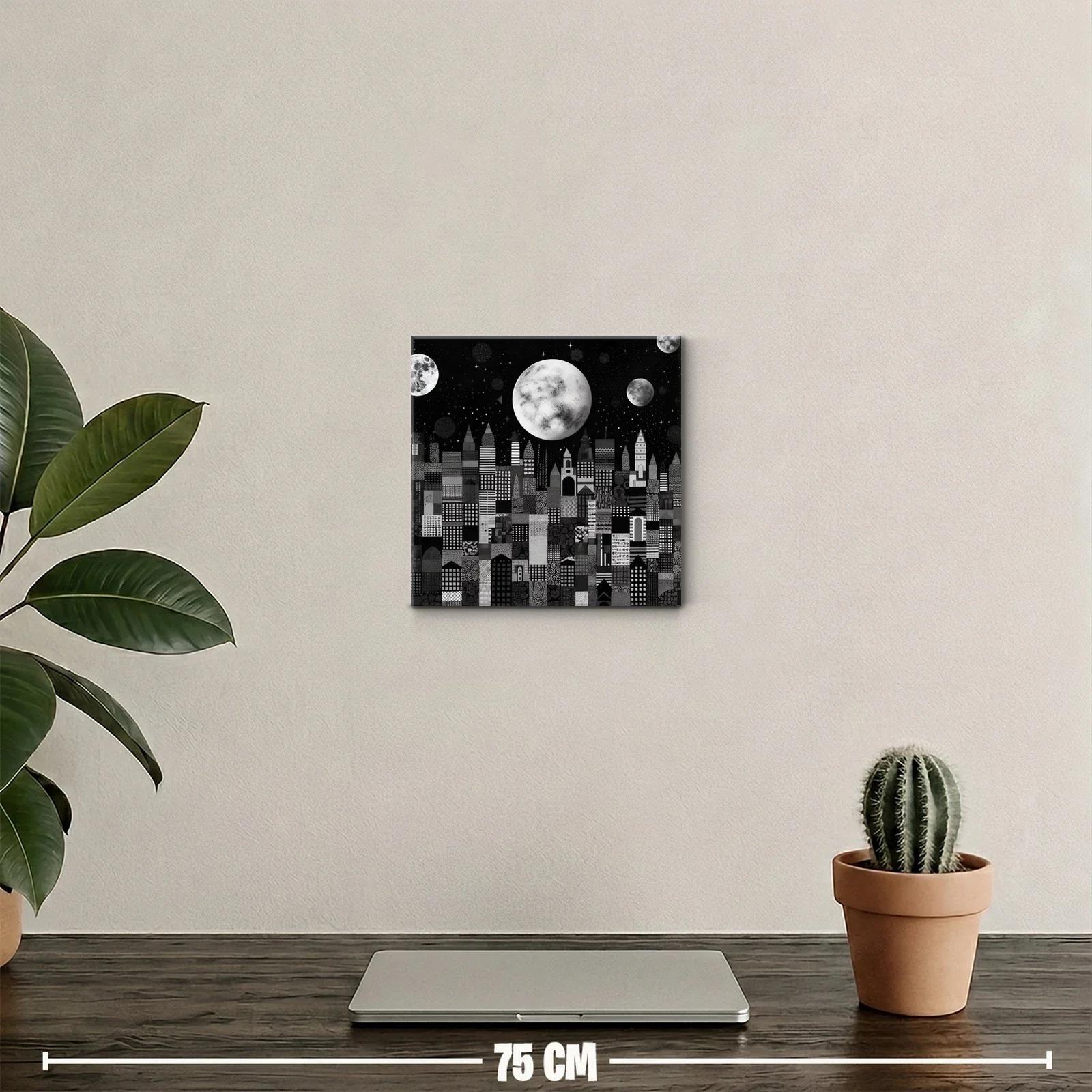 Ciudad nocturna con lunas y cielo estrellado en tonos grises — miniatura 2