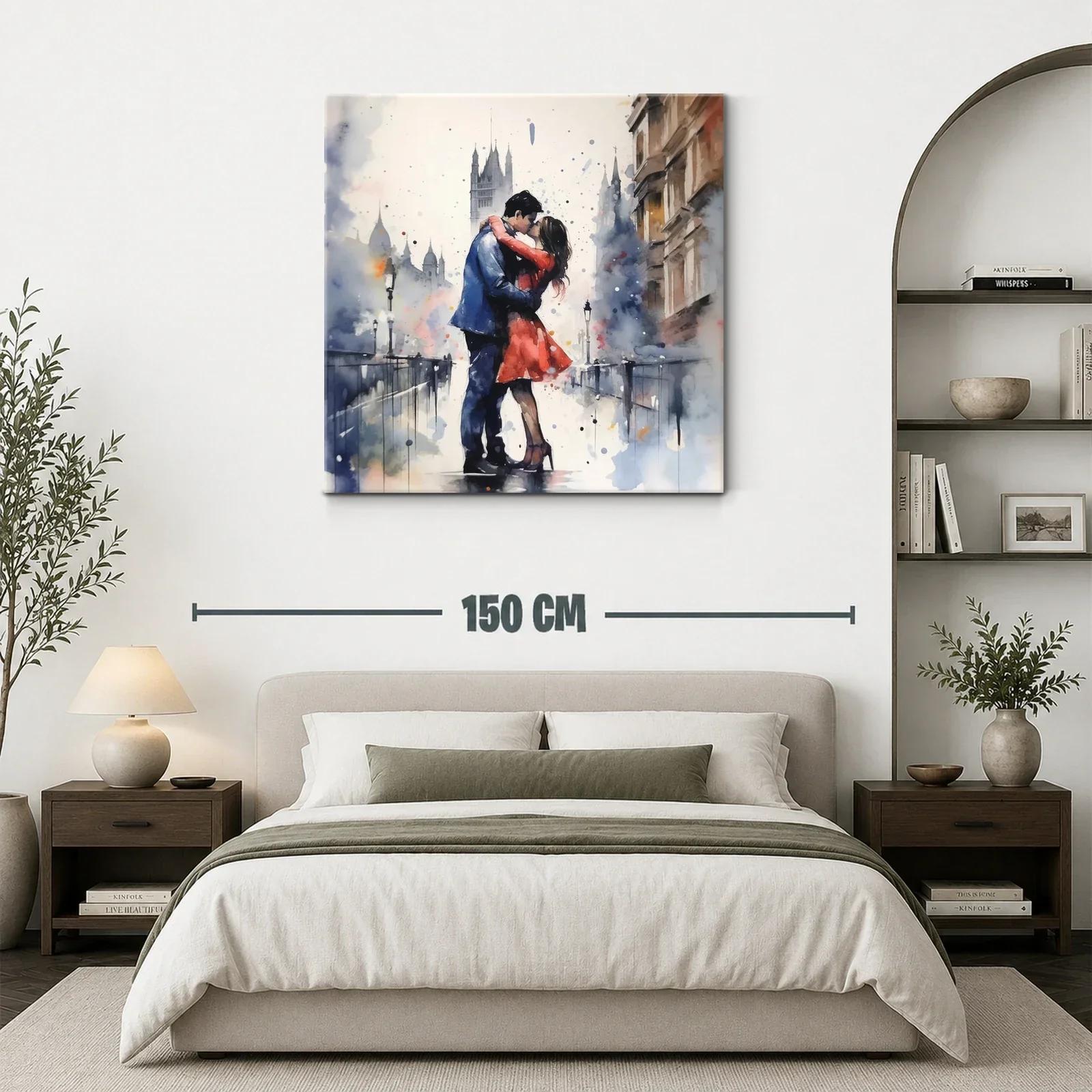Romántico abrazo en la ciudad entre luces y sombras — miniatura 3