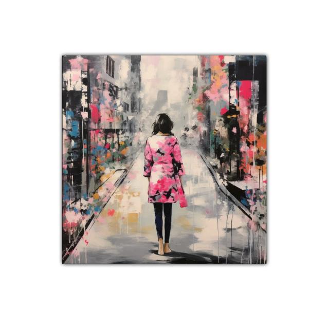 Mujer caminando entre colores vibrantes y sombras urbanas