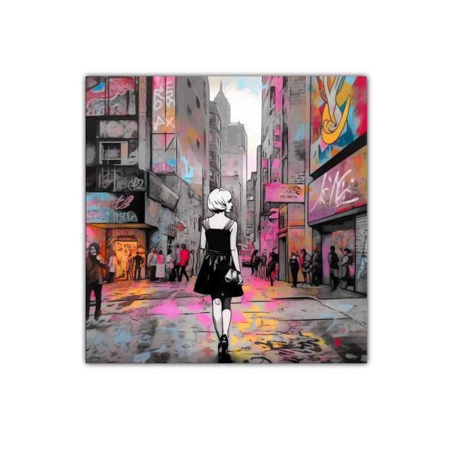 Mujer caminando por calle urbana llena de colores vivos