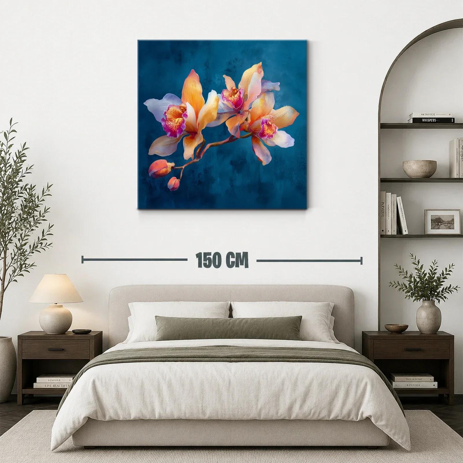 Elegancia floral en tonos cálidos sobre fondo azul profundo — miniatura 3