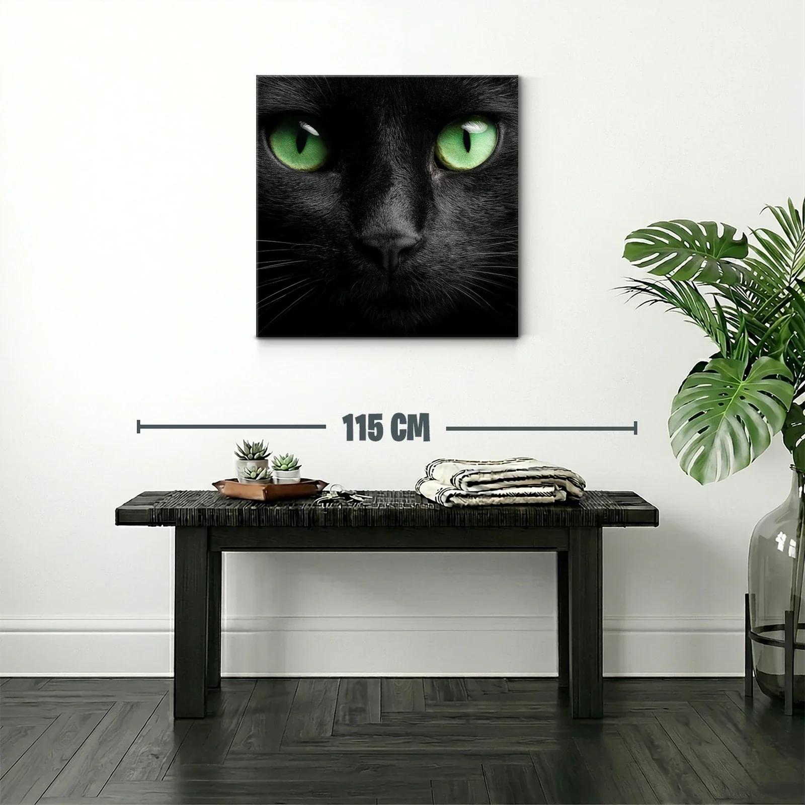 Impactante rostro de gato negro con ojos verdes intensos — miniatura 2