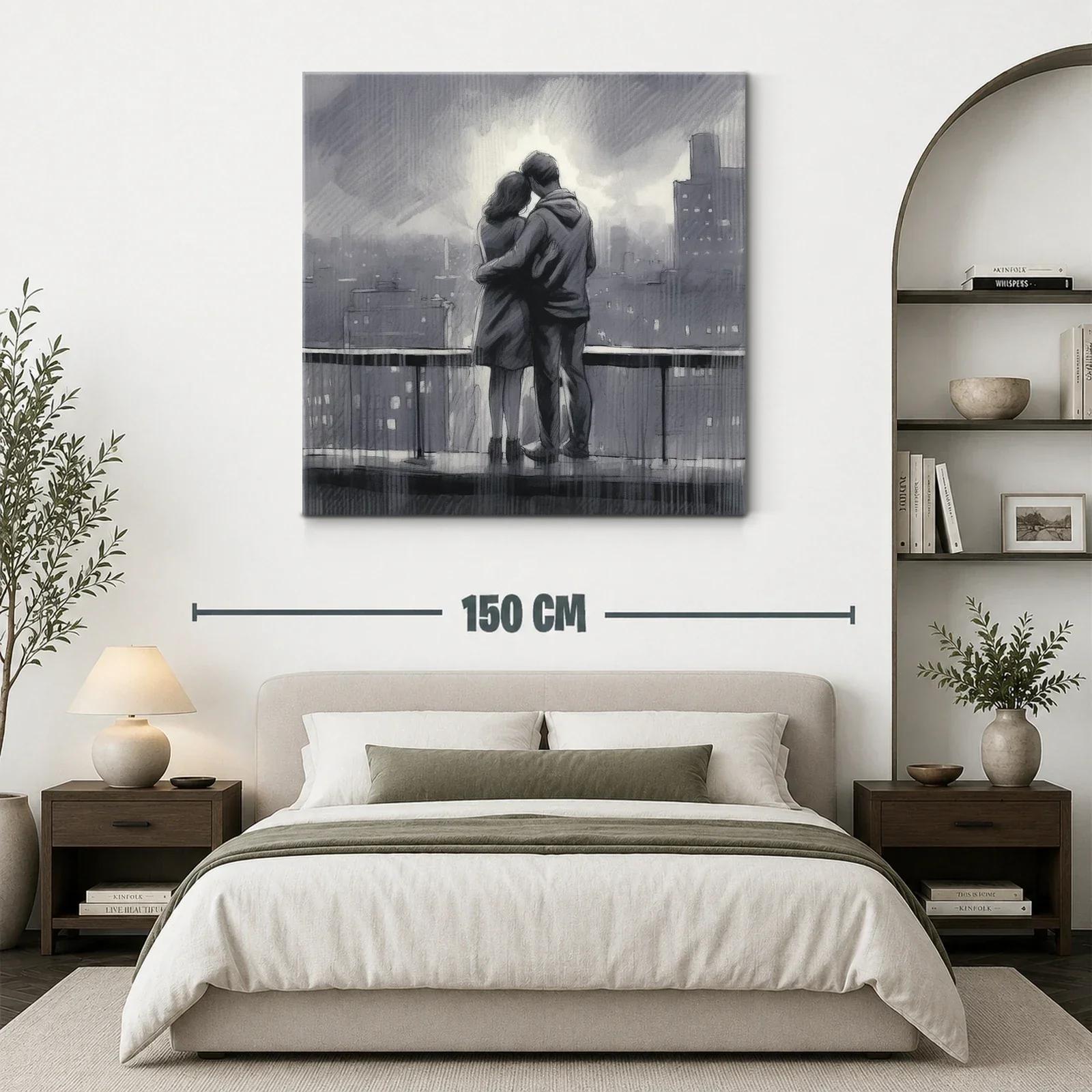 Pareja abrazada en ciudad gris con luz tenue al fondo — miniatura 3