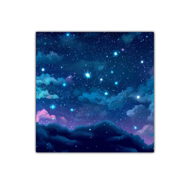 Cielo estrellado con nubes en tonos azules y morados