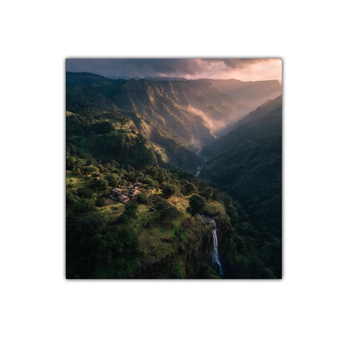 Paisaje montañoso con cascada al atardecer