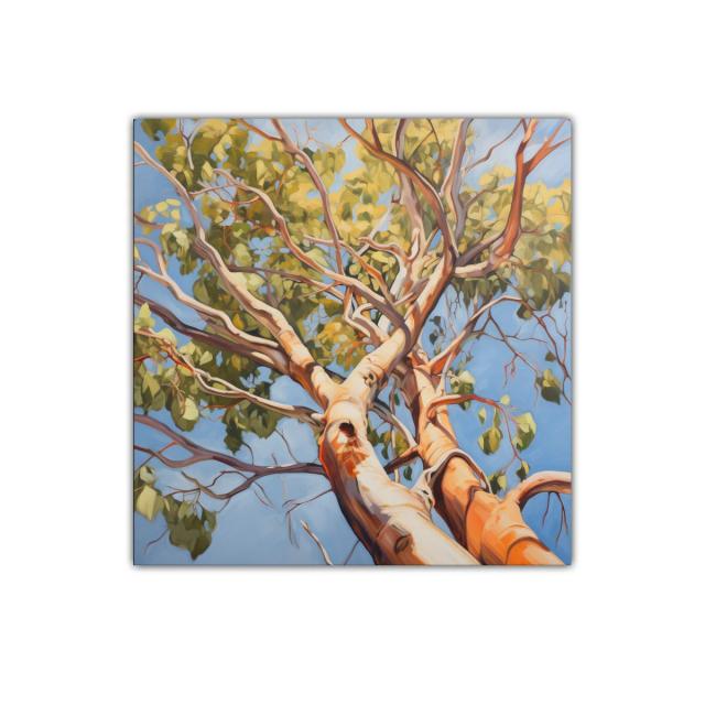 Árbol con ramas extendidas y follaje verde bajo cielo azul