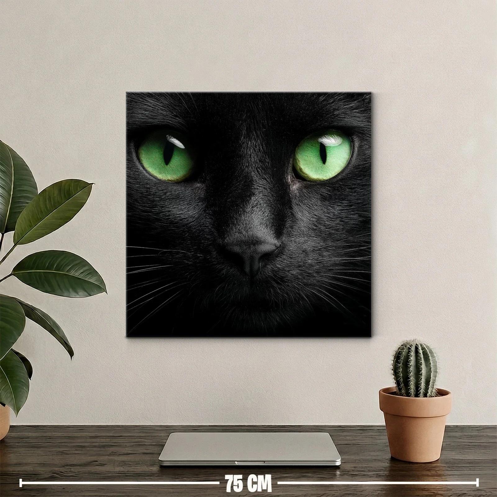 Impactante rostro de gato negro con ojos verdes intensos — miniatura 2