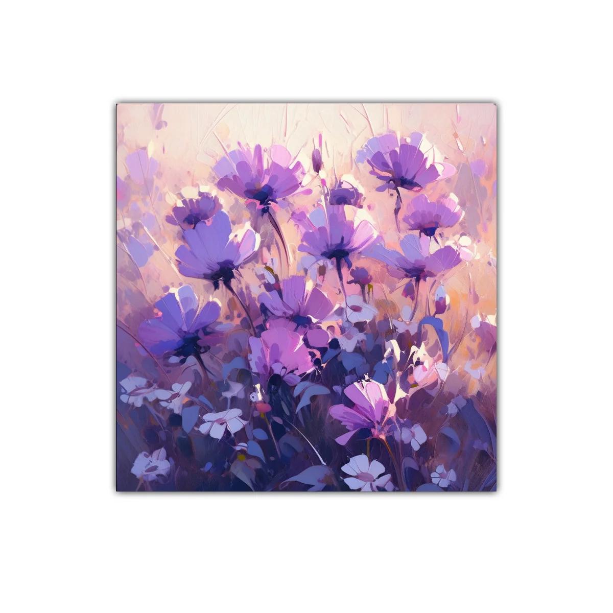 Cuadro floral en tonos violeta iluminado por luz cálida — imagen principal