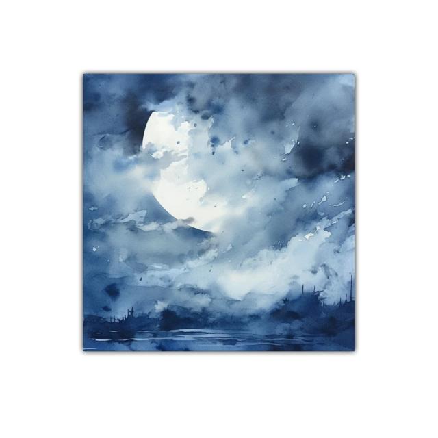 Luna llena entre nubes en cielo nocturno azul