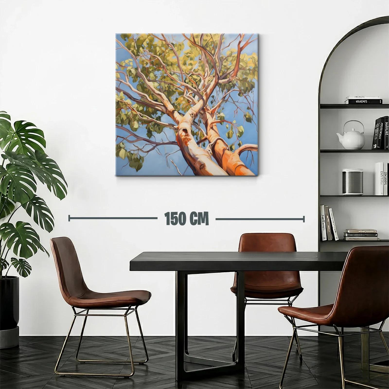 Árbol con ramas extendidas y follaje verde bajo cielo azul — miniatura 2