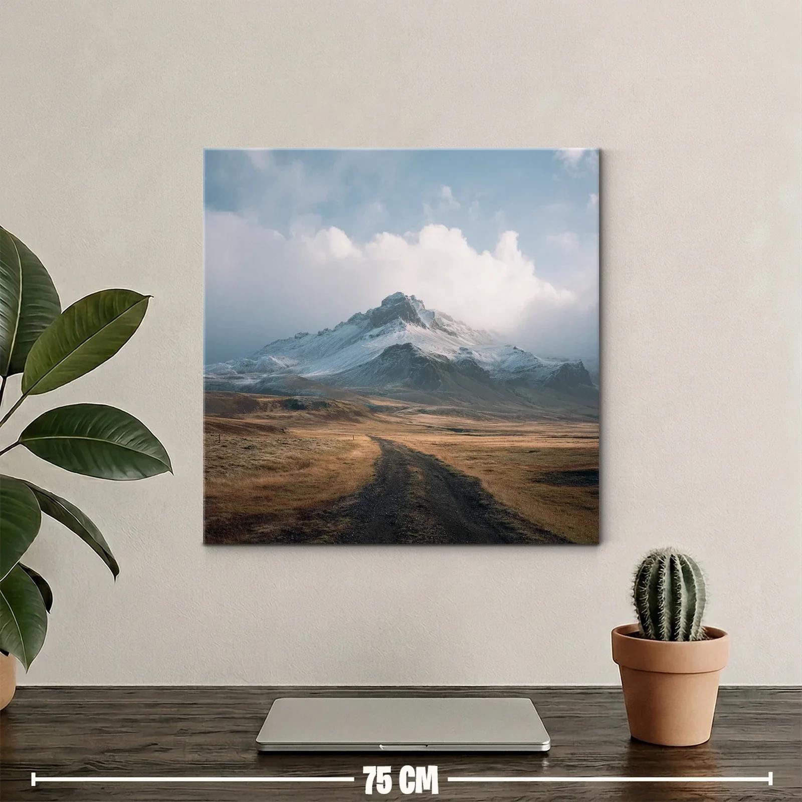 Paisaje montañoso con cielo nublado y camino terroso — miniatura 2