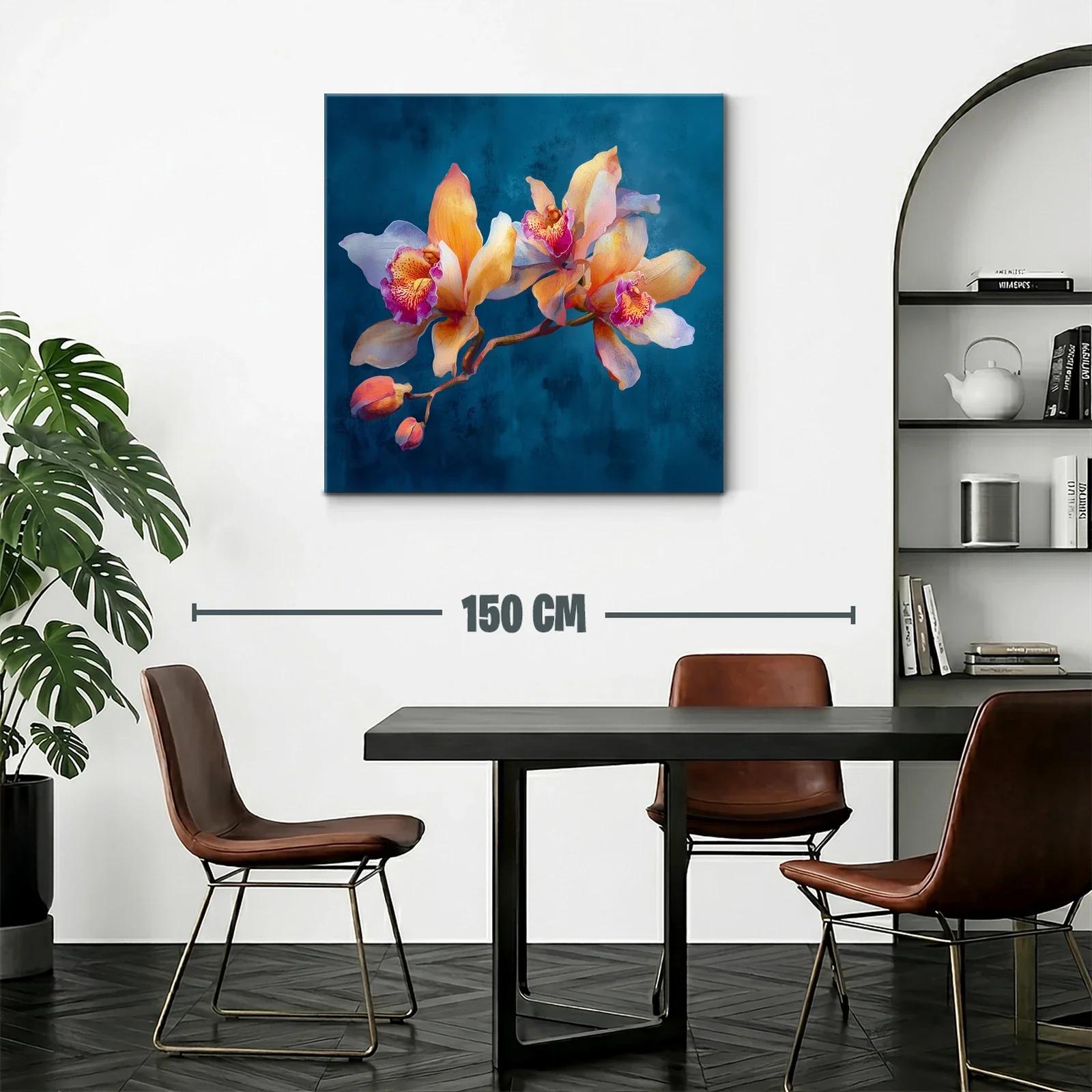 Elegancia floral en tonos cálidos sobre fondo azul profundo — miniatura 2