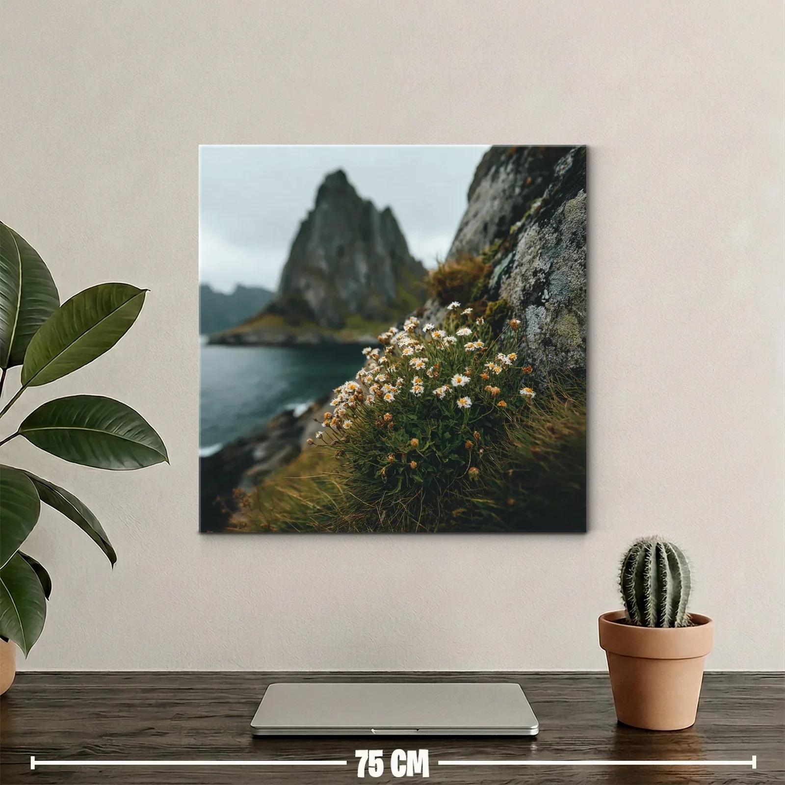 Flores silvestres junto al mar y acantilados brumosos — miniatura 2