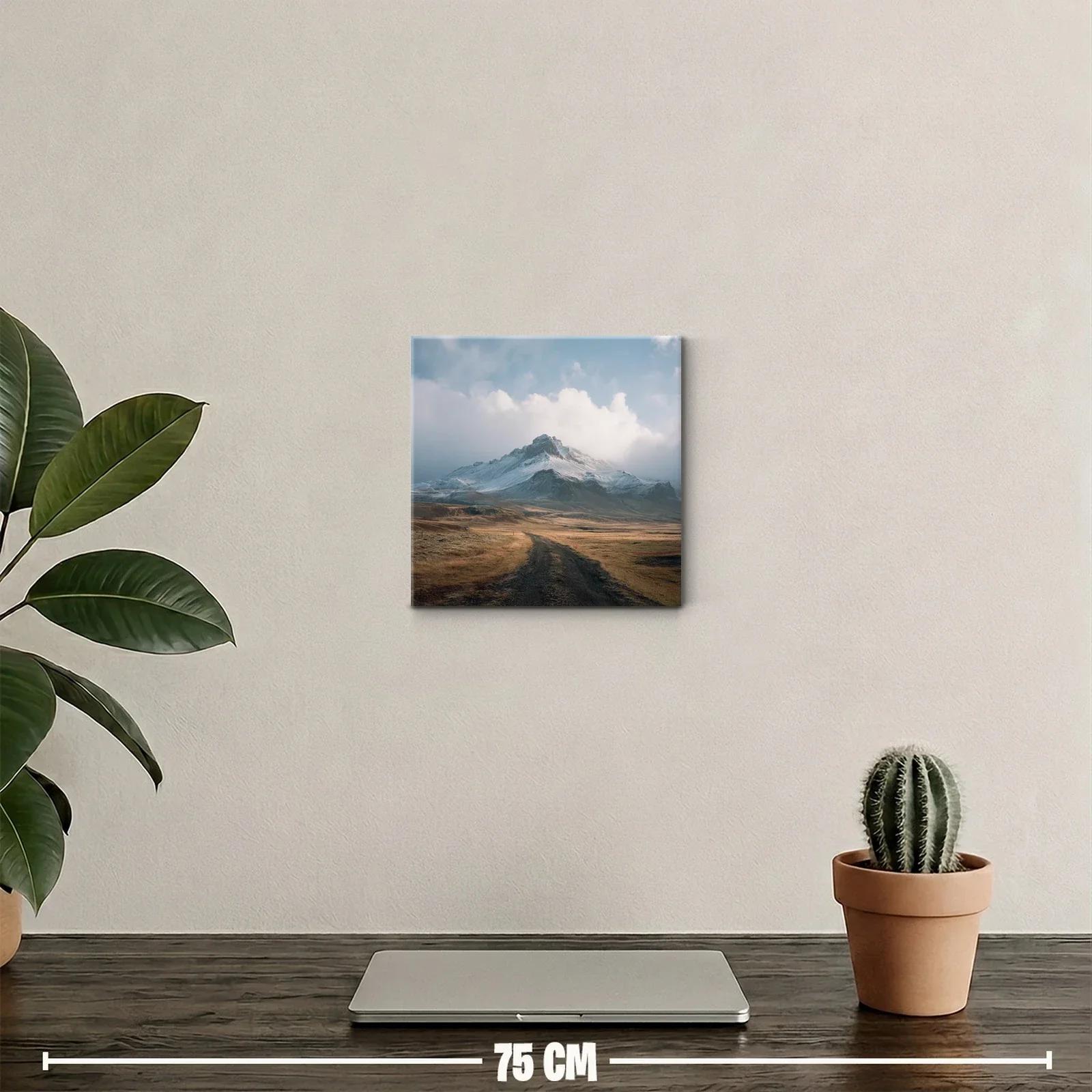 Paisaje montañoso con cielo nublado y camino terroso — miniatura 2
