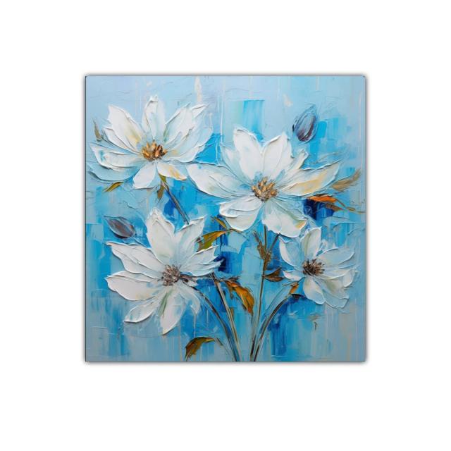 Flores blancas sobre fondo azul en delicada composición