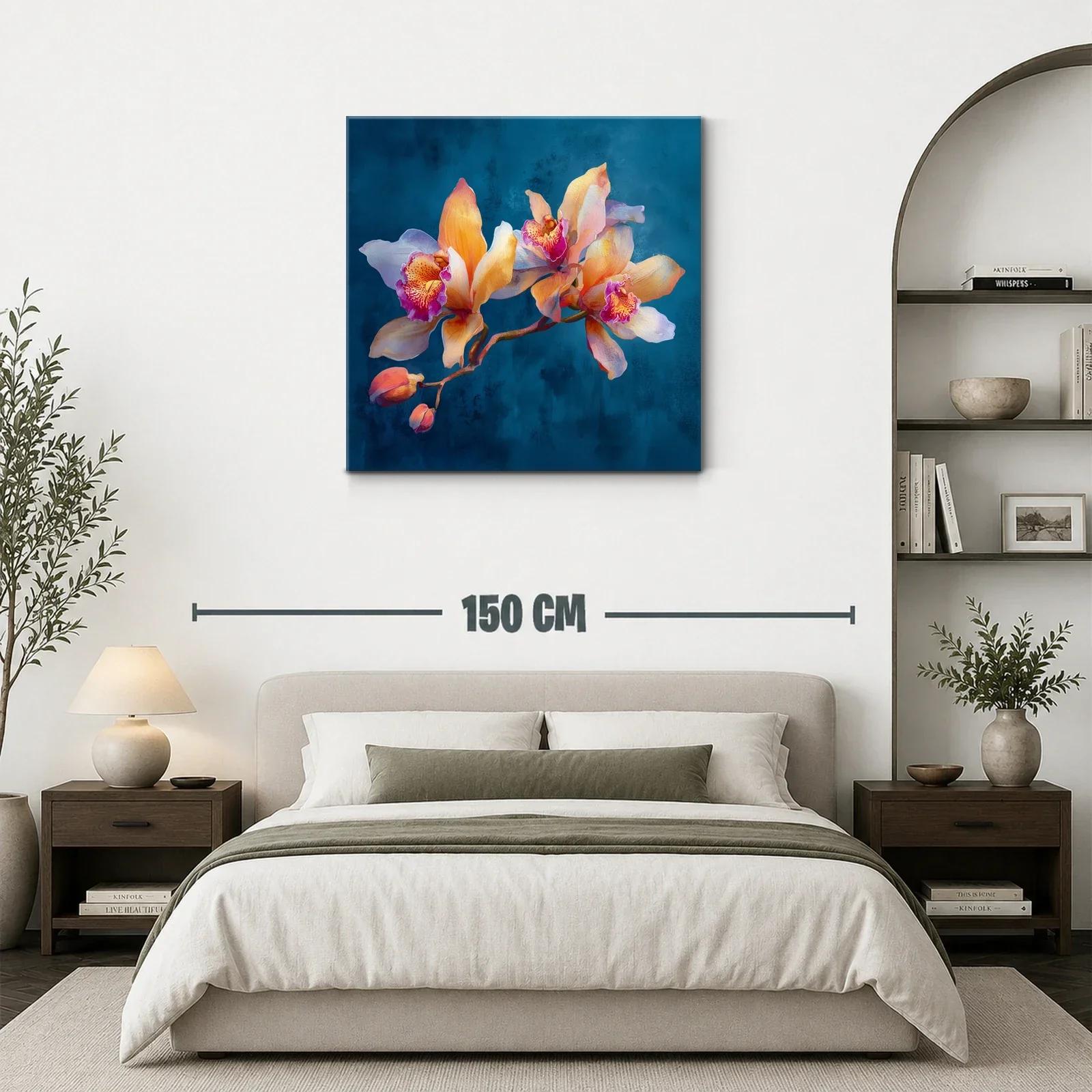 Elegancia floral en tonos cálidos sobre fondo azul profundo — miniatura 3
