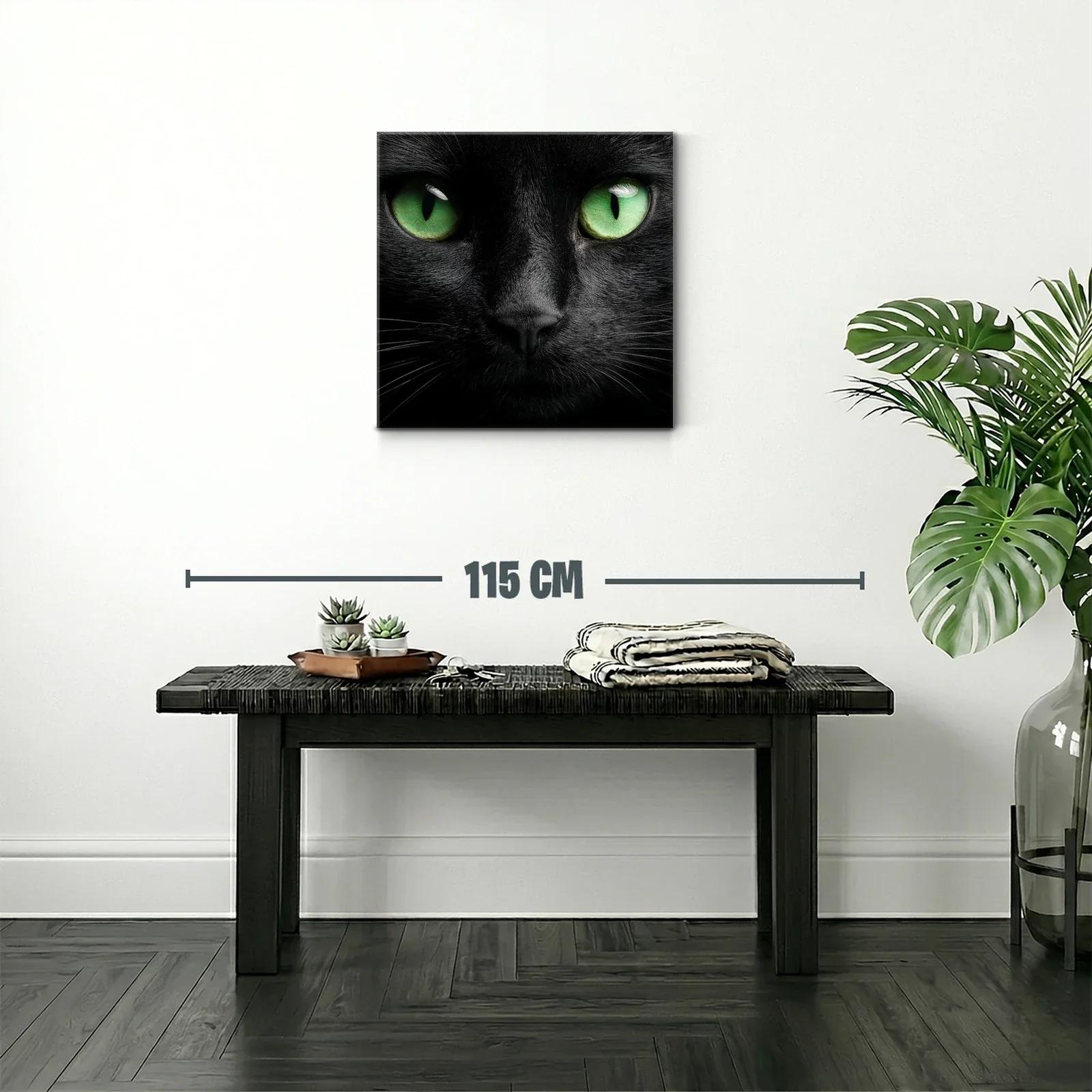 Impactante rostro de gato negro con ojos verdes intensos — miniatura 2