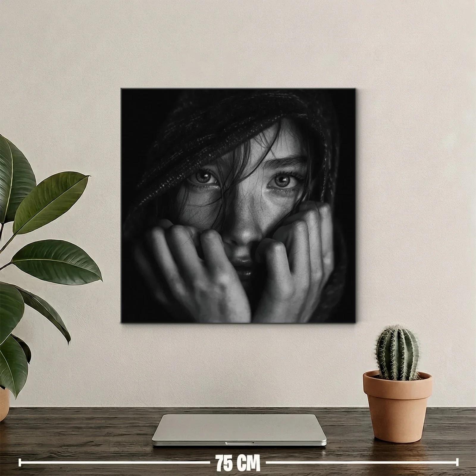 Retrato intenso de mirada femenina en tonos grises — miniatura 2