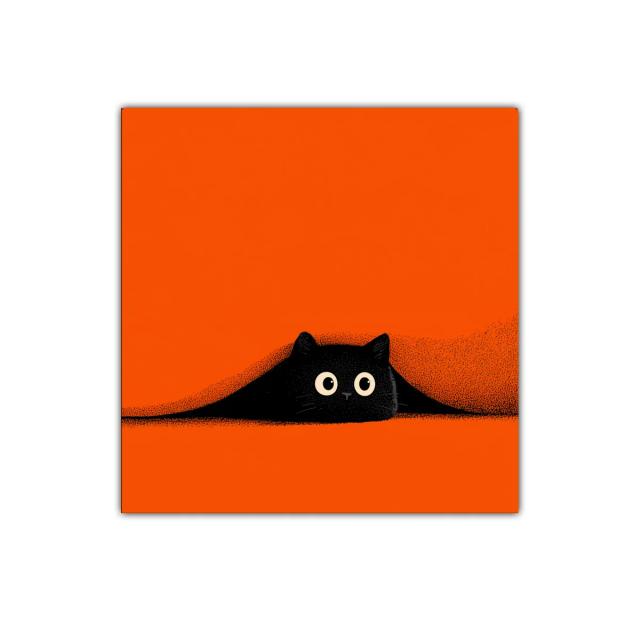 Gato negro sorprendido en fondo naranja vibrante
