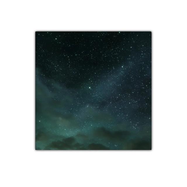 Cielo estrellado con nebulosas y nubes suaves