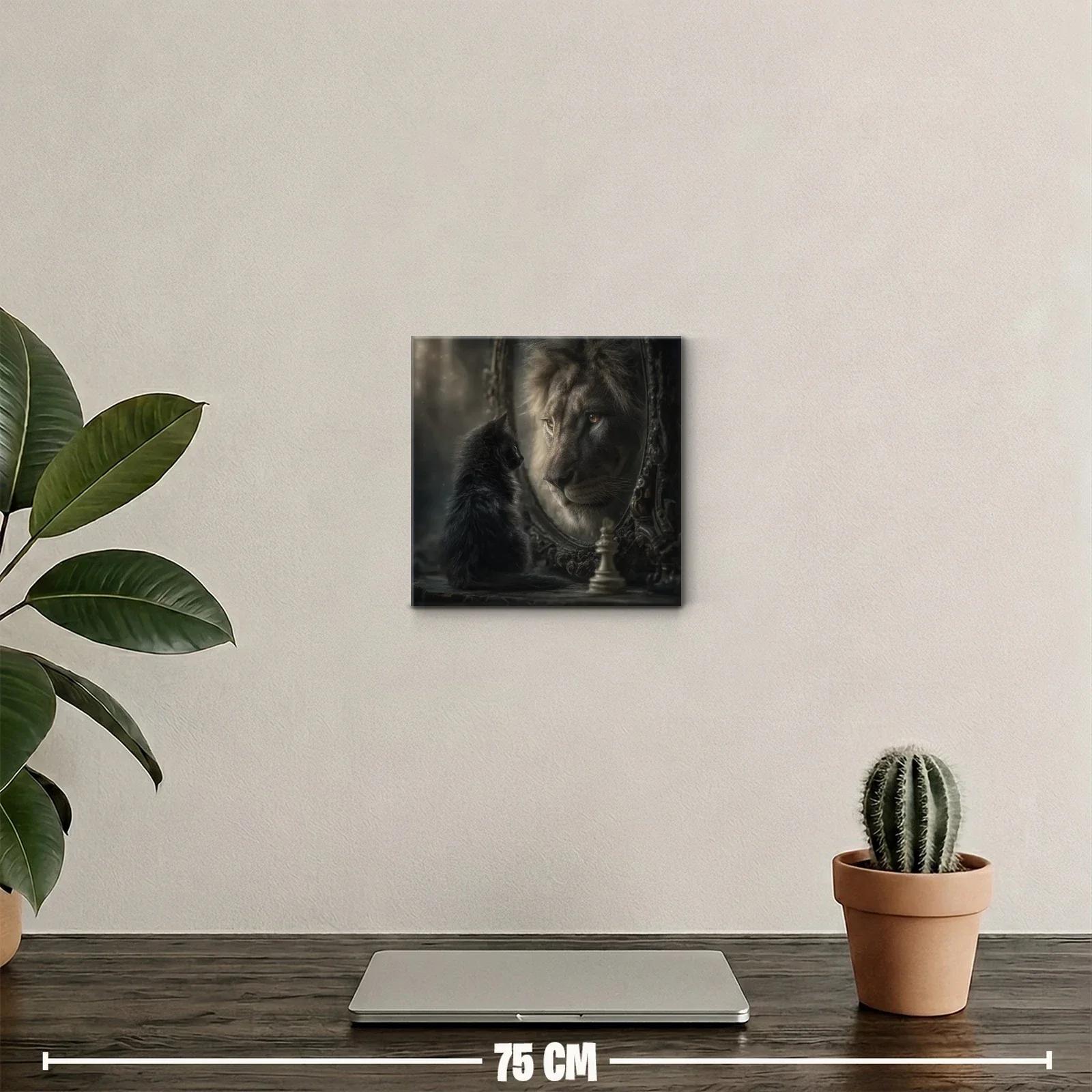 Gato negro mirando león en espejo con ajedrez artístico — miniatura 2