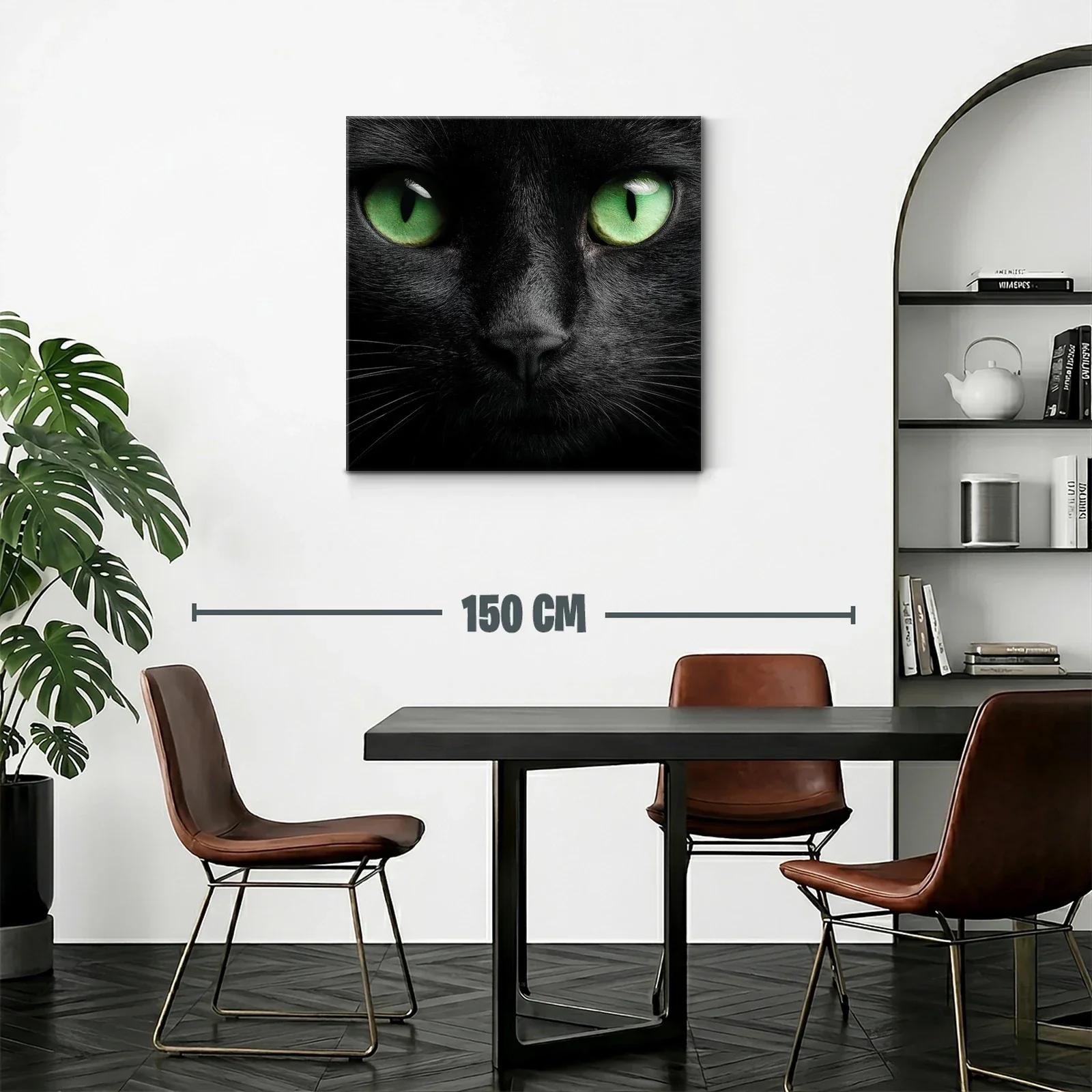 Impactante rostro de gato negro con ojos verdes intensos — miniatura 2