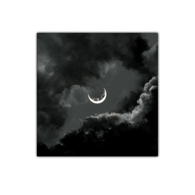 Creciente lunar brillante entre nubes oscuras intensas