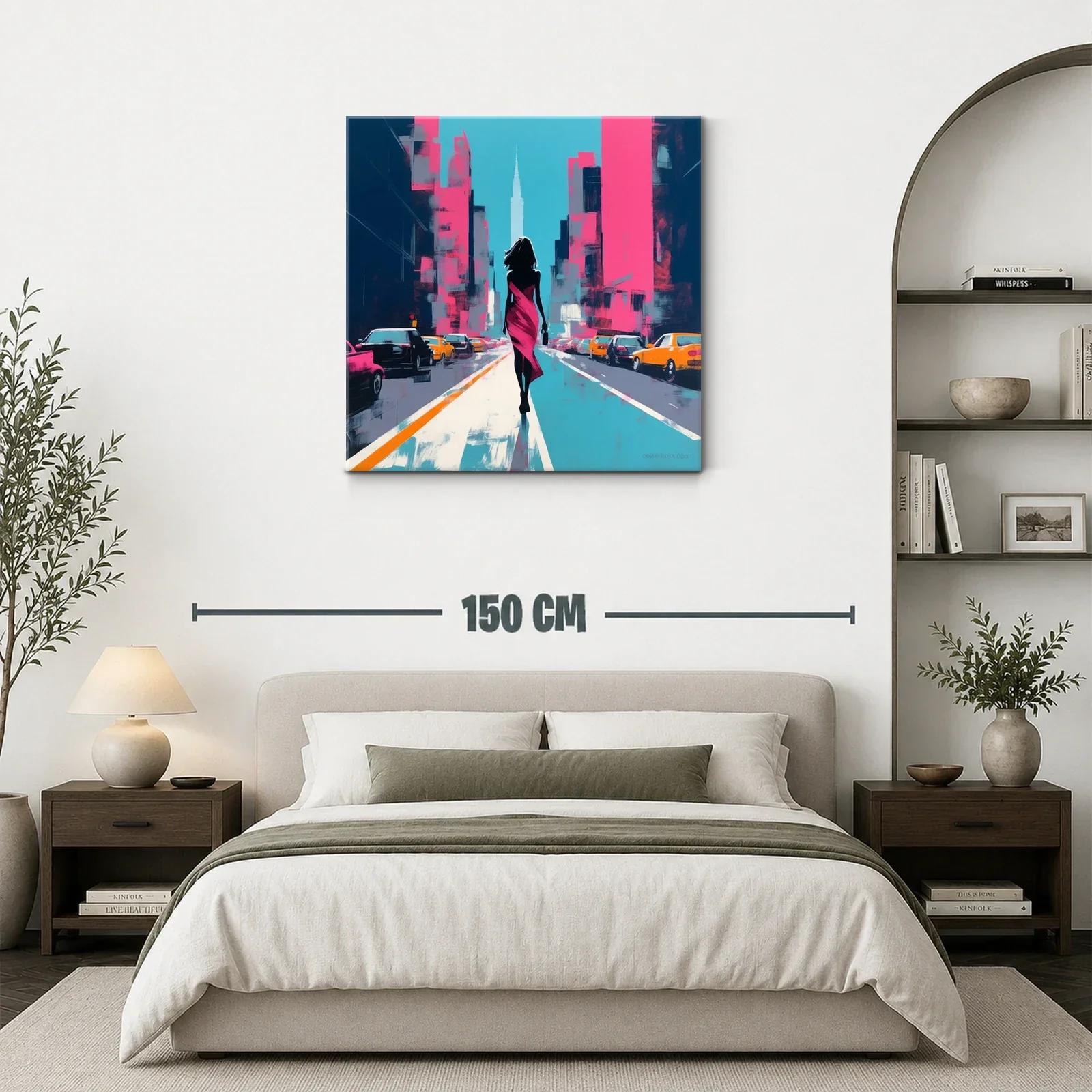 Mujer en vestido fucsia caminando por ciudad vibrante — miniatura 3