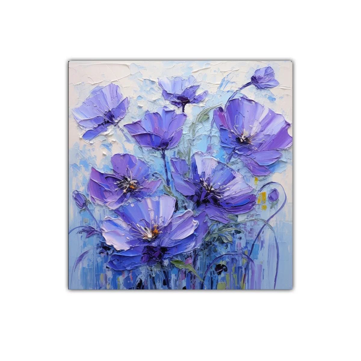 Cuadro floral con vibrantes flores violetas y azuladas