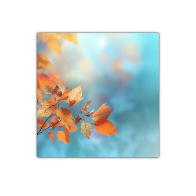 Rama con hojas otoñales en fondo azul claro suave