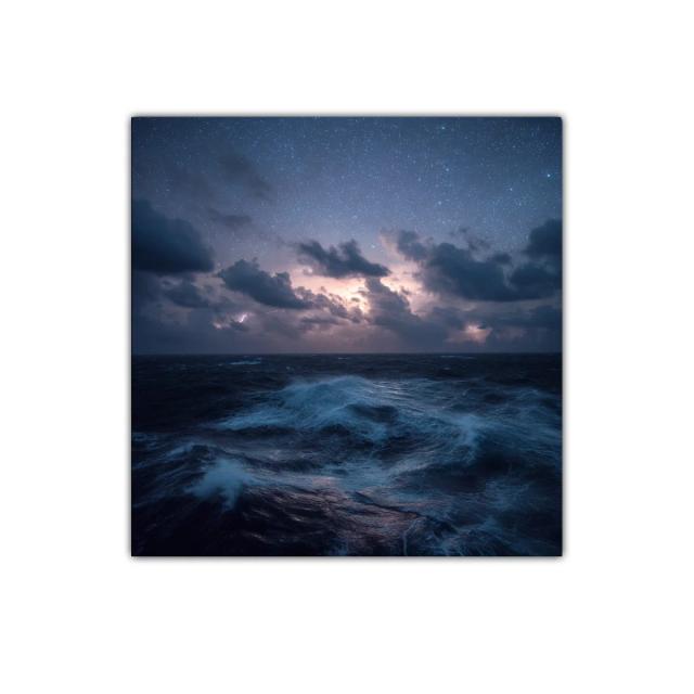 Mar agitado bajo cielo estrellado con relámpagos tenues