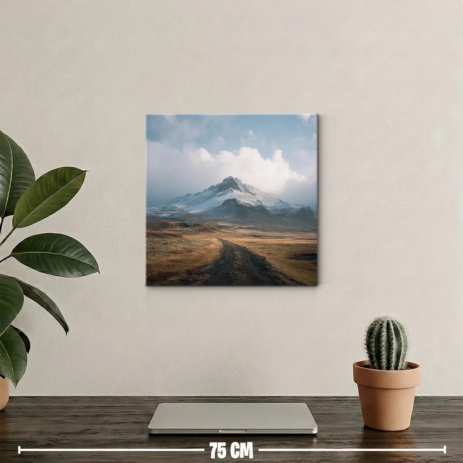 Paisaje montañoso con cielo nublado y camino terroso — miniatura 2