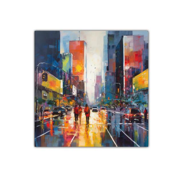 Atardecer urbano con reflejos vibrantes y figuras en la calle