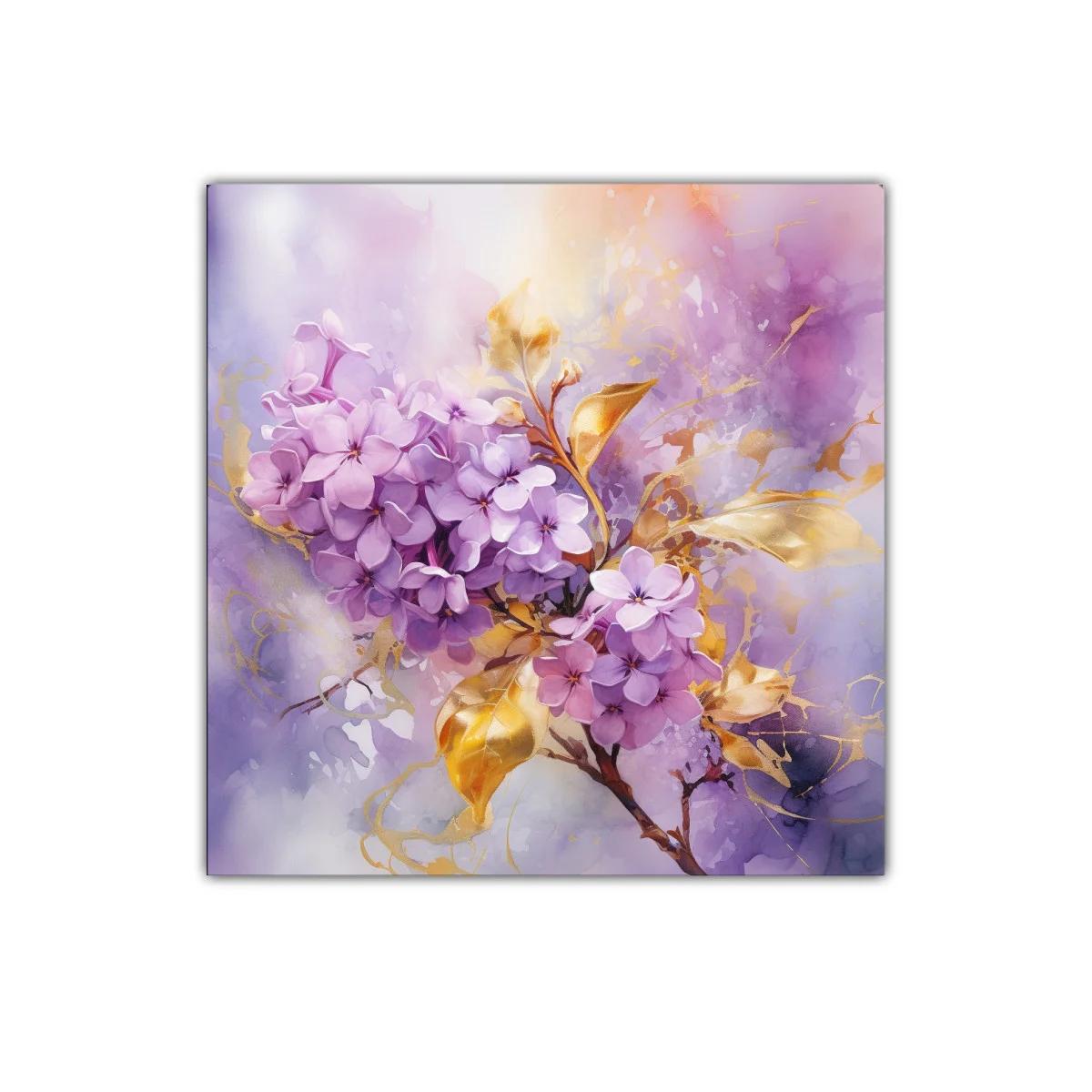 Ramillete de flores lilas con hojas doradas y fondo abstracto