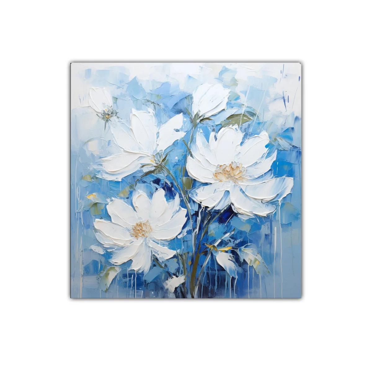 Cuadro con delicadas flores blancas sobre fondo azul