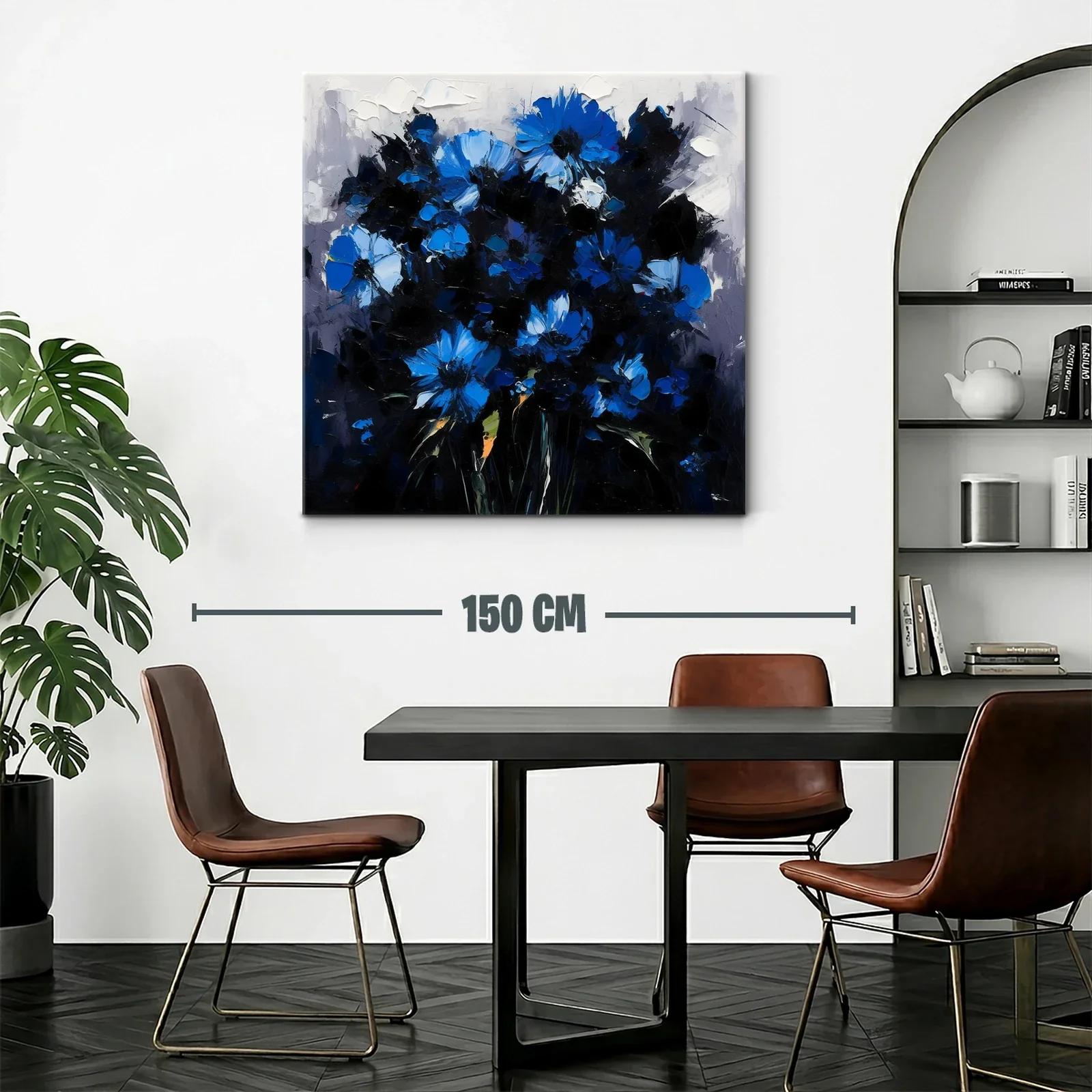 Ramo de flores azules vibrantes sobre fondo oscuro — miniatura 2