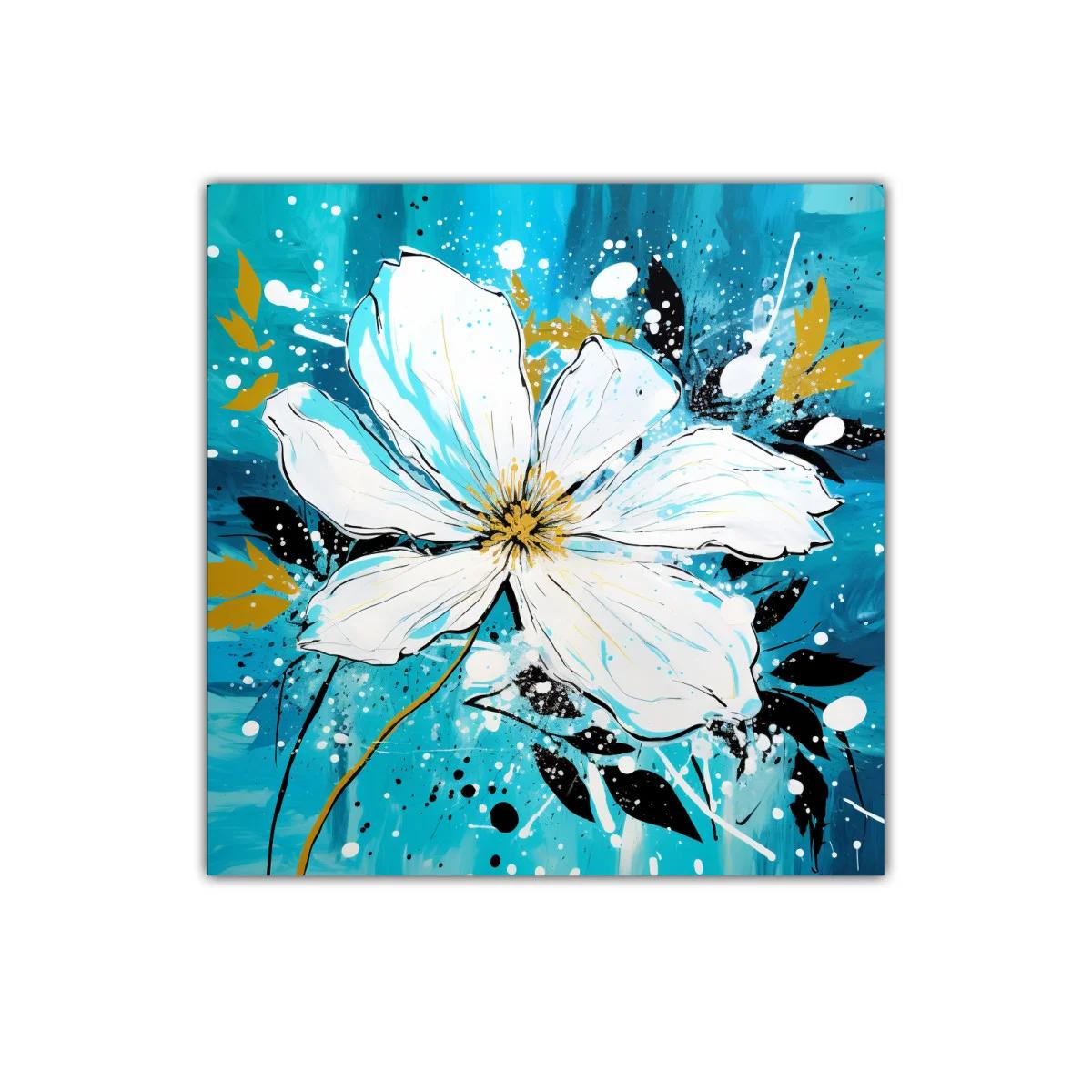 Flor blanca vibrante sobre fondo azul y acentos dorados — imagen principal