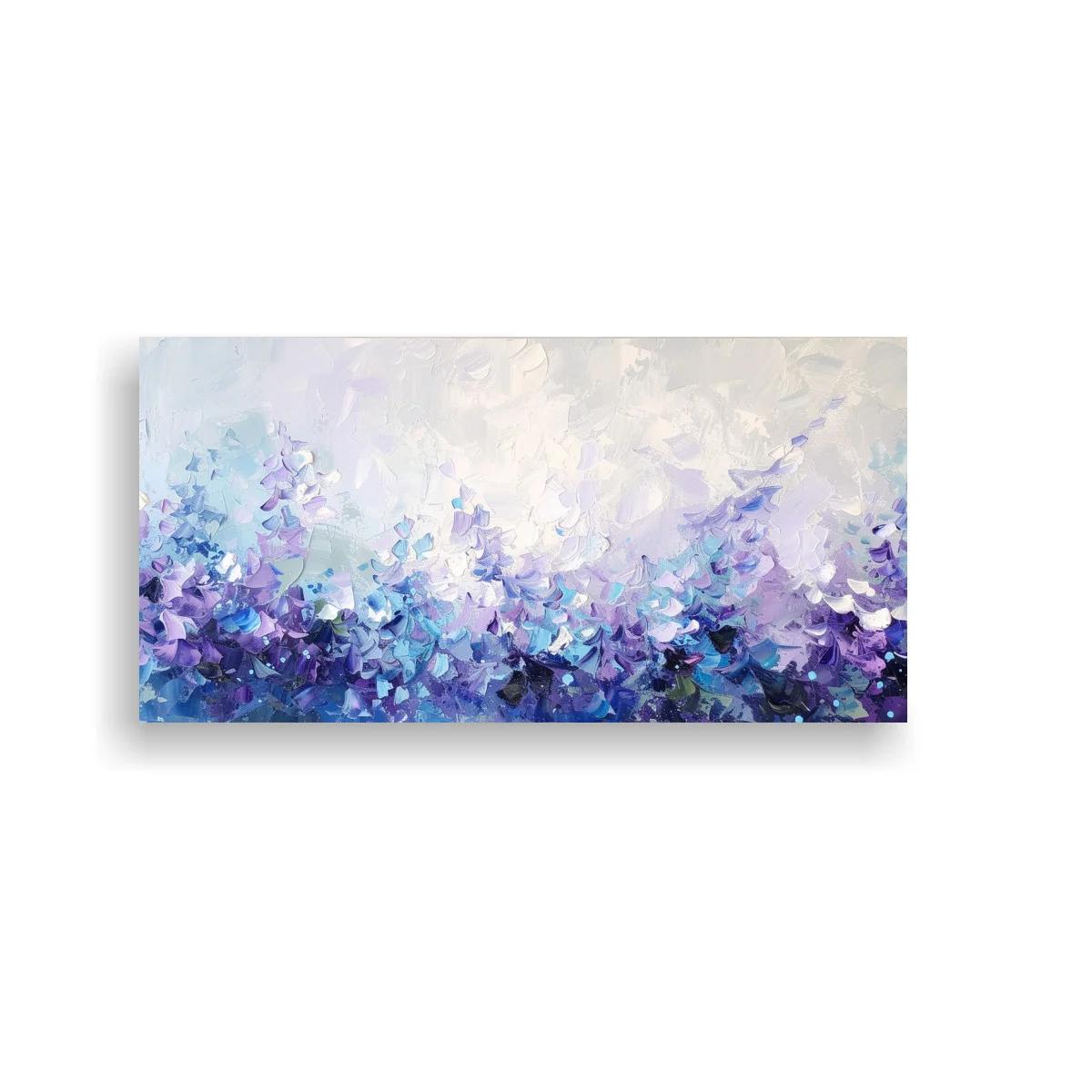 Cuadro campo de flores lilas con fondo brumoso